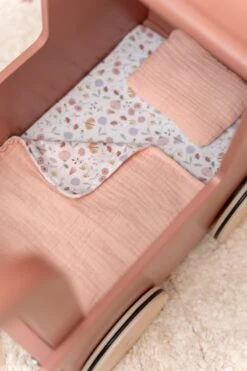 Little Dutch LD7096 Houten Retro Poppenwagen 11 Little Dutch LD7096 Houten Retro Poppenwagen -Speelgoed Speciaal Winkel LD7096 little dutch poppenwagen 4