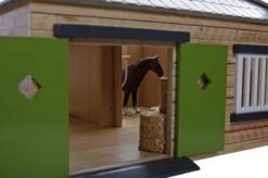 Kidsglobe Paardenstal Met 4 Boxen En Berging Bruin/groen -Speelgoed Speciaal Winkel kidsglobe hoek paardenstal 4 paardenboxen bruingroen met berging 3