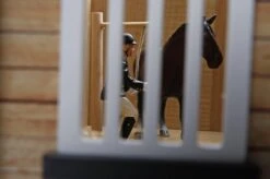 Kidsglobe Paardenstal Met 4 Boxen En Berging Bruin/groen -Speelgoed Speciaal Winkel kidsglobe hoek paardenstal 4 paardenboxen bruingroen met berging 4