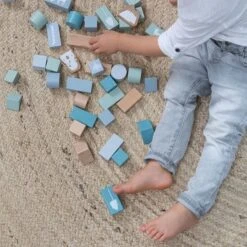 Little Dutch Houten Blokkenton Blauw LittleDutch 13 Little Dutch Houten Blokkenton Blauw LittleDutch -Speelgoed Speciaal Winkel little dutch 4413 blauw houten blokken in ton 4