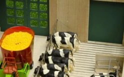 Kidsglobe Luxe Ligboxenstal Met Roosters 1:32 11 Kidsglobe Luxe Ligboxenstal Met Roosters 1:32 -Speelgoed Speciaal Winkel stal met roosters kidsglobe 610693 3